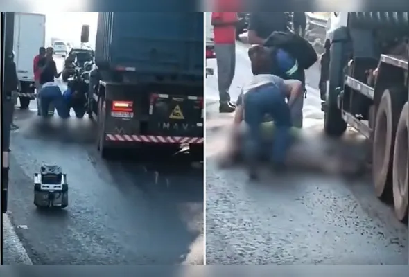 Nas imagens enviadas por condutores, que passavam pelo local na manhã desta terça-feira (28), é possível ver o condutor da motocicleta deitado no chão, ferido e sendo socorrido por populares.