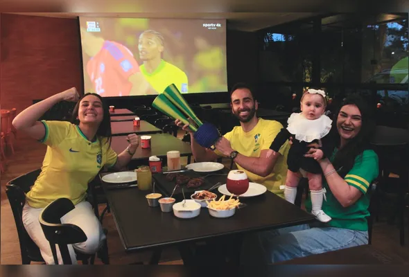 Marcella Bauduin vai curtir os jogos com a família em churrascaria
