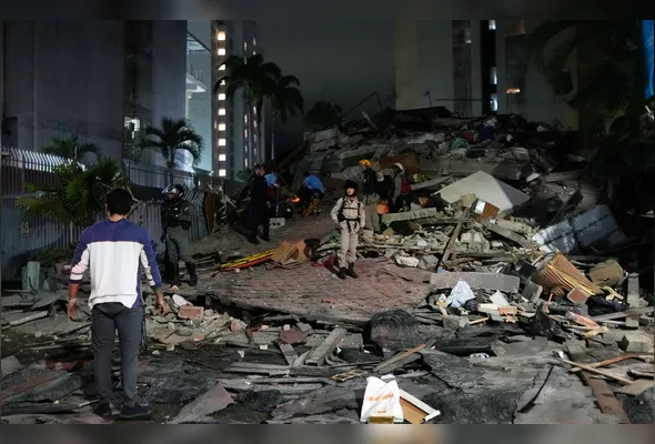 Busca por vítimas do terremoto que atingiu Caracas, na Venezuela, na noite de quarta-feira, 24. Dois tremores deixaram 235 mortos e 4,3 mil feridos até o momento