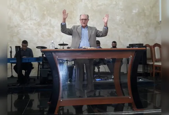João Messa dos Santos durante culto