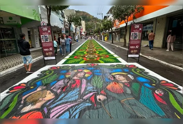 As ruas de Castelo estão tomadas por cores, símbolos religiosos e manifestações de fé nesta quinta-feira (4)