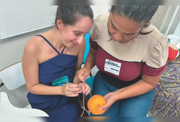 Participantes do projeto durante encontro  que reúne quem  já sabe tricotar e quem quer aprender a arte manual