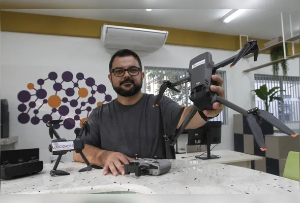 Thiago Bolonni, instrutor do curso de piloto de drone, diz que objetivo é  ensinar a pilotar de forma segura