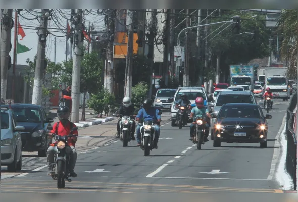 Motociclistas em avenida