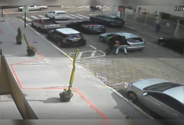 Imagem ilustrativa da imagem VÍDEO: câmera de prédio flagra sequestro de homem em rua de Jardim Camburi