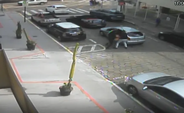 Imagem ilustrativa da imagem VÍDEO: câmera de prédio flagra sequestro de homem em rua de Jardim Camburi