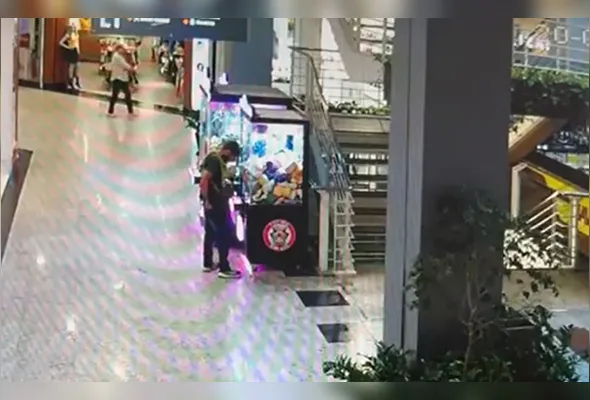 Imagem mostra o primeiro furto do homem em um shopping localizado na Praia da Costa, em Vila Velha