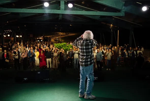 Renato Teixeira se apresenta para clientes e convidados na festa de entrega da Fazenda Barão do Império, em Santa
Leopoldina