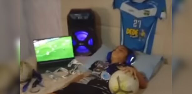 Capixaba apaixonado por futebol encanta a web ao "dormir pronto para jogo"