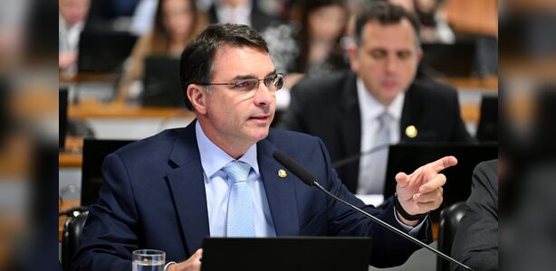 Flávio Bolsonaro afirma ser impossível reconhecer resultado da eleição