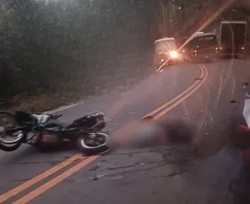 Imagem ilustrativa da imagem Motociclista morre após bater em caminhão em rodovia de Santa Teresa