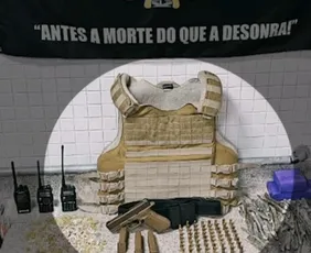 Imagem ilustrativa da imagem Arma da polícia de Alagoas é achada durante patrulhamento da PM no Morro da Garrafa