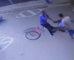 Imagem ilustrativa da imagem Ciclista morre após se desequilibrar e bater cabeça em caminhão no Sul do ES