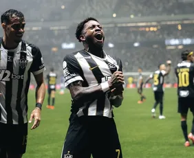 Imagem ilustrativa da imagem Galo aproveita expulsão, vira sobre o Cruzeiro e vai à semifinal da Copa do Brasil