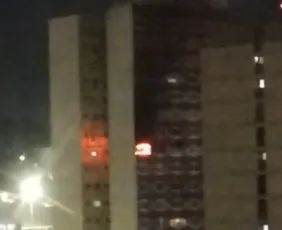Imagem ilustrativa da imagem Incêndio atinge prédio e morador é resgatado em Vitória