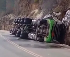 Imagem ilustrativa da imagem Motorista sofre queimaduras após carreta com ácido sulfúrico tombar na ES-248