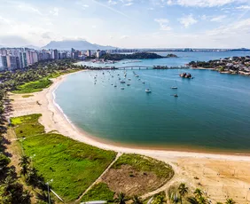 Imagem ilustrativa da imagem Prefeitura multa Cesan em R$ 37 mi por esgoto em praias; companhia vai recorrer