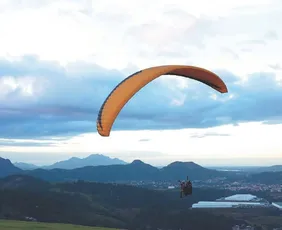 Imagem ilustrativa da imagem Rampa em Viana atrai turistas para voos de parapente a 300 metros de altura