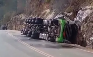 Imagem ilustrativa da imagem Motorista sofre queimaduras após carreta com ácido sulfúrico tombar na ES-248