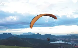 Imagem ilustrativa da imagem Rampa em Viana atrai turistas para voos de parapente a 300 metros de altura