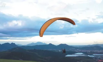 Imagem ilustrativa da imagem Rampa em Viana atrai turistas para voos de parapente a 300 metros de altura