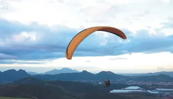 Rampa em Viana atrai turistas para voos de parapente a 300 metros de altura