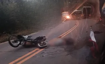Imagem ilustrativa da imagem Motociclista morre após bater em caminhão em rodovia de Santa Teresa