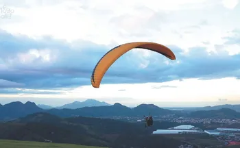 Imagem ilustrativa da imagem Rampa em Viana atrai turistas para voos de parapente a 300 metros de altura