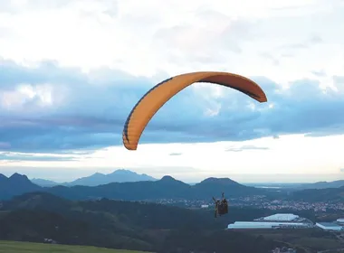 Imagem ilustrativa da imagem Rampa em Viana atrai turistas para voos de parapente a 300 metros de altura