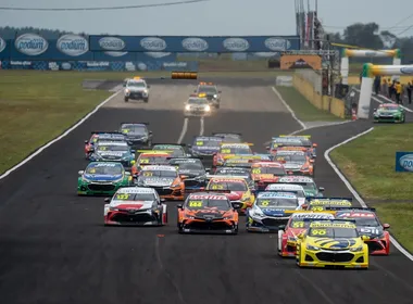 Imagem ilustrativa da imagem Stock Car supera temporal e acelera no Sul