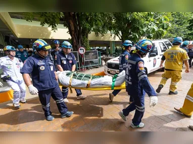 Escombros de um prédio que desabou após um terremoto em Cali, na Colômbia, nesta segunda-feira