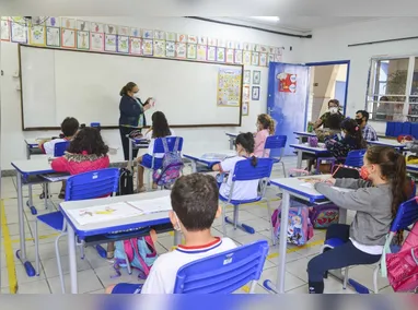 Diretora Gisele Federici e professora Maria Eduarda Lopes destacam o compromisso da equipe da CEEFMTI Professora Maura Abaurre
