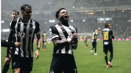 Imagem ilustrativa da imagem Galo aproveita expulsão, vira sobre o Cruzeiro e vai à semifinal da Copa do Brasil