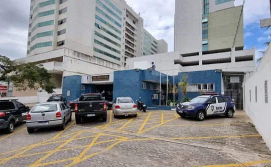 Imagem ilustrativa da imagem Homem armado com faca invade banheiro de shopping e tenta ferir mulher na Serra