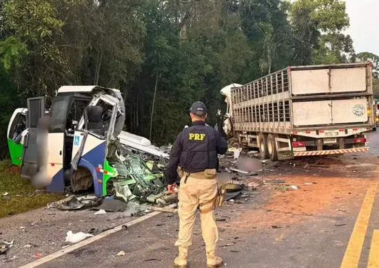 Imagem ilustrativa da imagem Acidente entre micro-ônibus e carreta deixa 23 mortos no Paraná