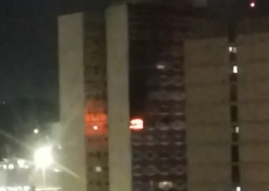 Imagem ilustrativa da imagem Incêndio atinge prédio e homem é resgatado em Vitória