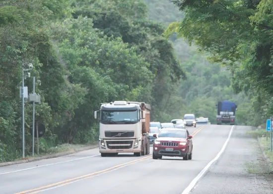 Imagem ilustrativa da imagem Oito empresas disputam contratos de R$ 164,8 milhões da BR-262 no ES