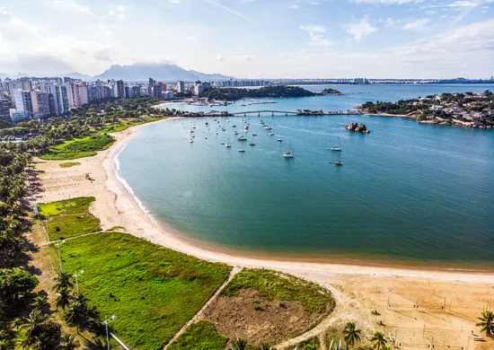 Imagem ilustrativa da imagem Prefeitura multa Cesan em R$ 37 mi por esgoto em praias; companhia vai recorrer