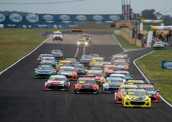 Imagem ilustrativa da imagem Stock Car supera temporal e acelera no Sul