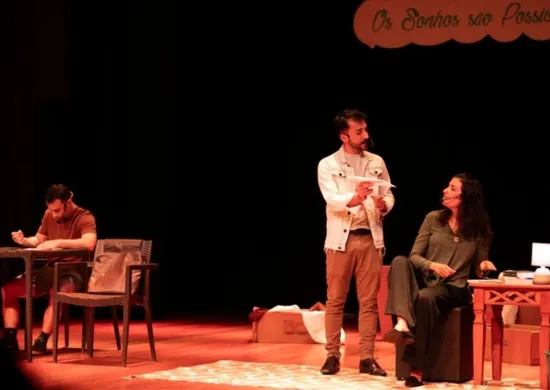 Imagem ilustrativa da imagem Teatro com lições de educação financeira incentiva alunos a realizar sonhos