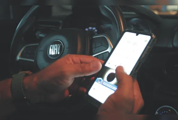 Motorista manuseando o celular enquanto dirige gera multa e sete pontos na carteira de habilitação