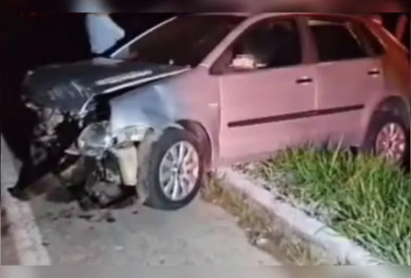 Com o impacto, três ocupantes teriam sido arremessados para fora do automóvel durante o acidente