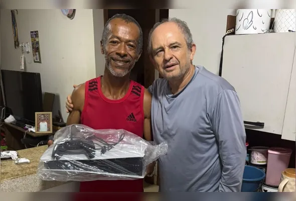 Augusto, no momento da entrega a Luiz, do videogame usado pelos netos