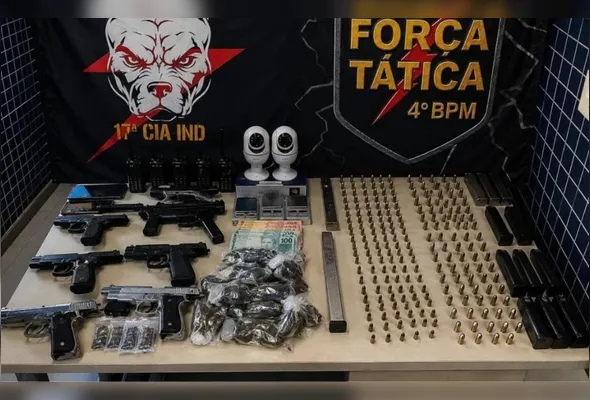 Seis armas de fogo, munições, duas granadas, drogas, dinheiro e rádios comunicadores foram apreendidos