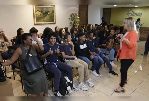 Alunos e professoras da EEEFM Nova Carapina, localizada na Serra,  durante visita à sede da Rede Tribuna