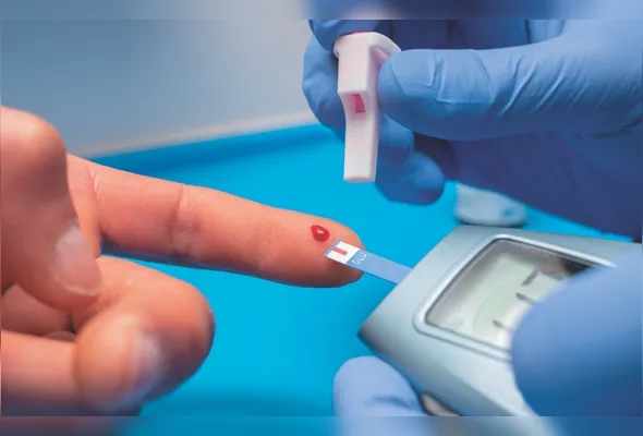 Paciente mede a glicose por meio de teste de glicemia: indicação é para adultos com  alto risco cardiovascular