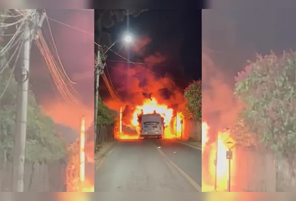 Ônibus do Sistema Transcol foi incendiado na noite desta quinta-feira (20), no bairro Padre Gabriel, em Cariacica