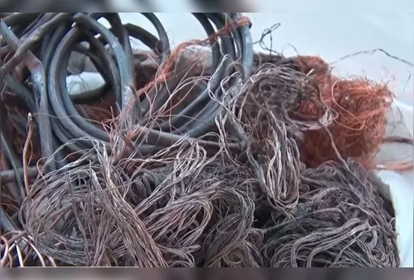Além dos fios de cobre, os agentes apreenderam um equipamento que fornecia serviço de internet clandestino para a região