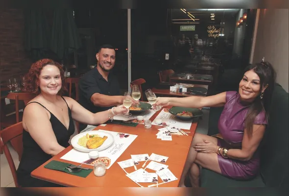 Ana Clara Almeida, Fabrício Machado e Rosienne Gonçalves se divertiram 
na Noite dos Solteiros