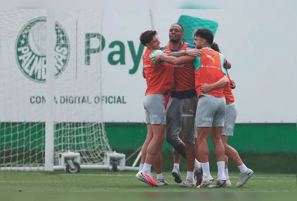Jogadores do Palmeiras se divertem durante o treino às vésperas do jogo deste domingo